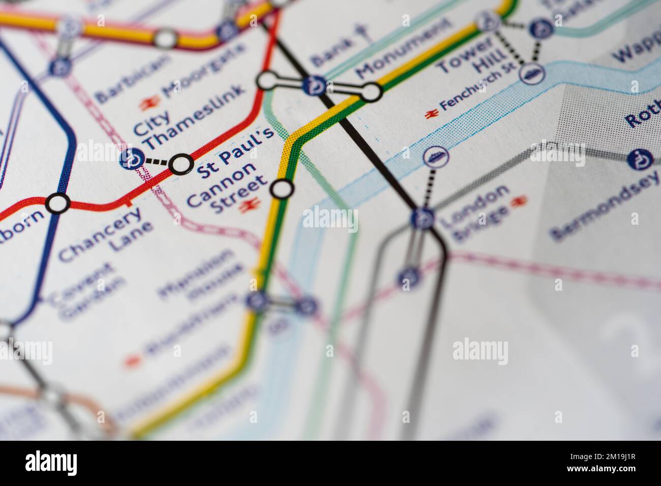 Makro-Nahaufnahme mit geringer Schärfentiefe einer U-Bahn-Karte der Londoner U-Bahn, die Zonen und die U-Bahn-Station St Paul's anzeigt Stockfoto