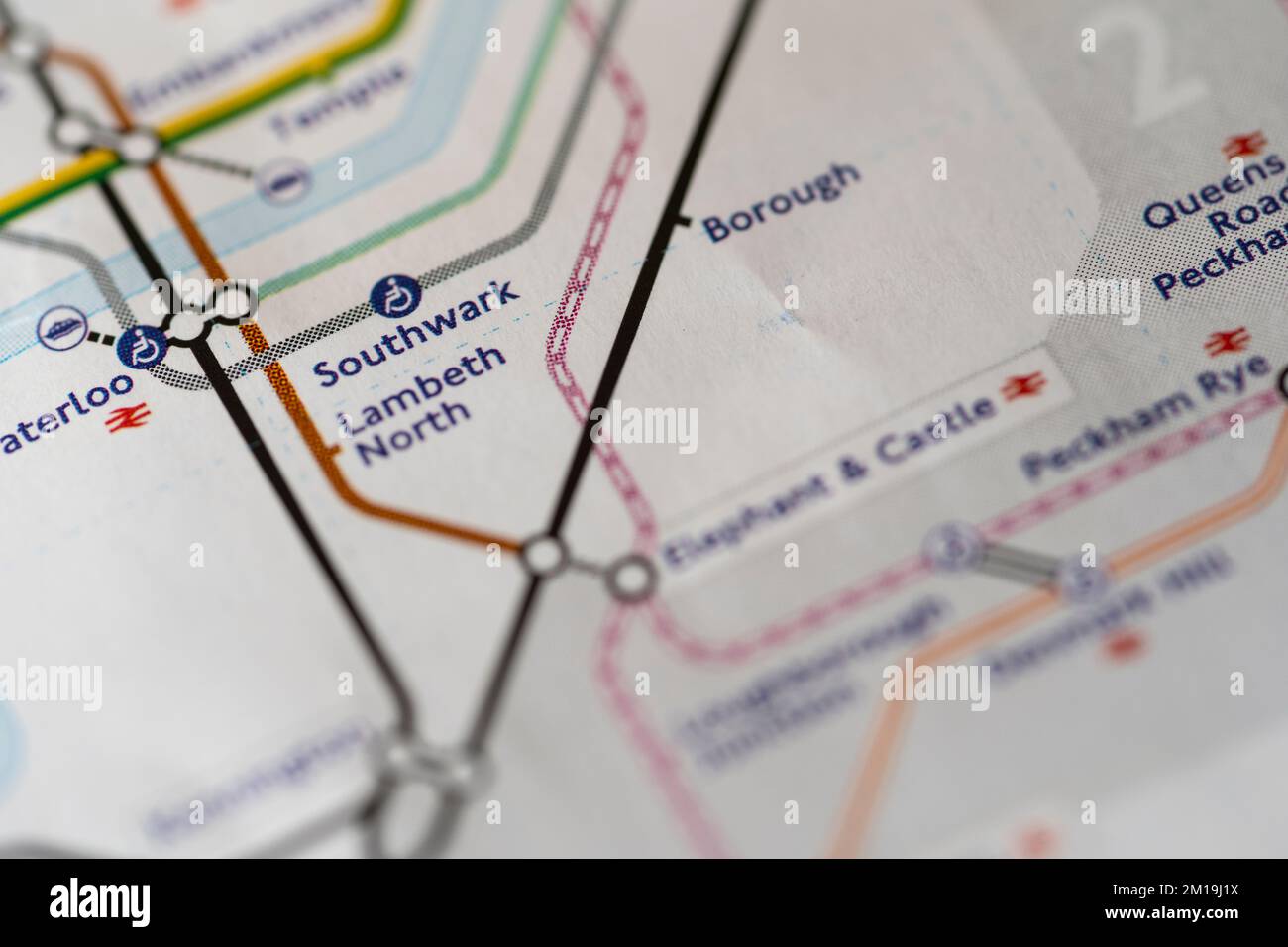 Makro-Nahaufnahme mit geringer Schärfentiefe einer U-Bahn-Karte der Londoner U-Bahn, die Zonen und die U-Bahn-Station Southwark anzeigt Stockfoto