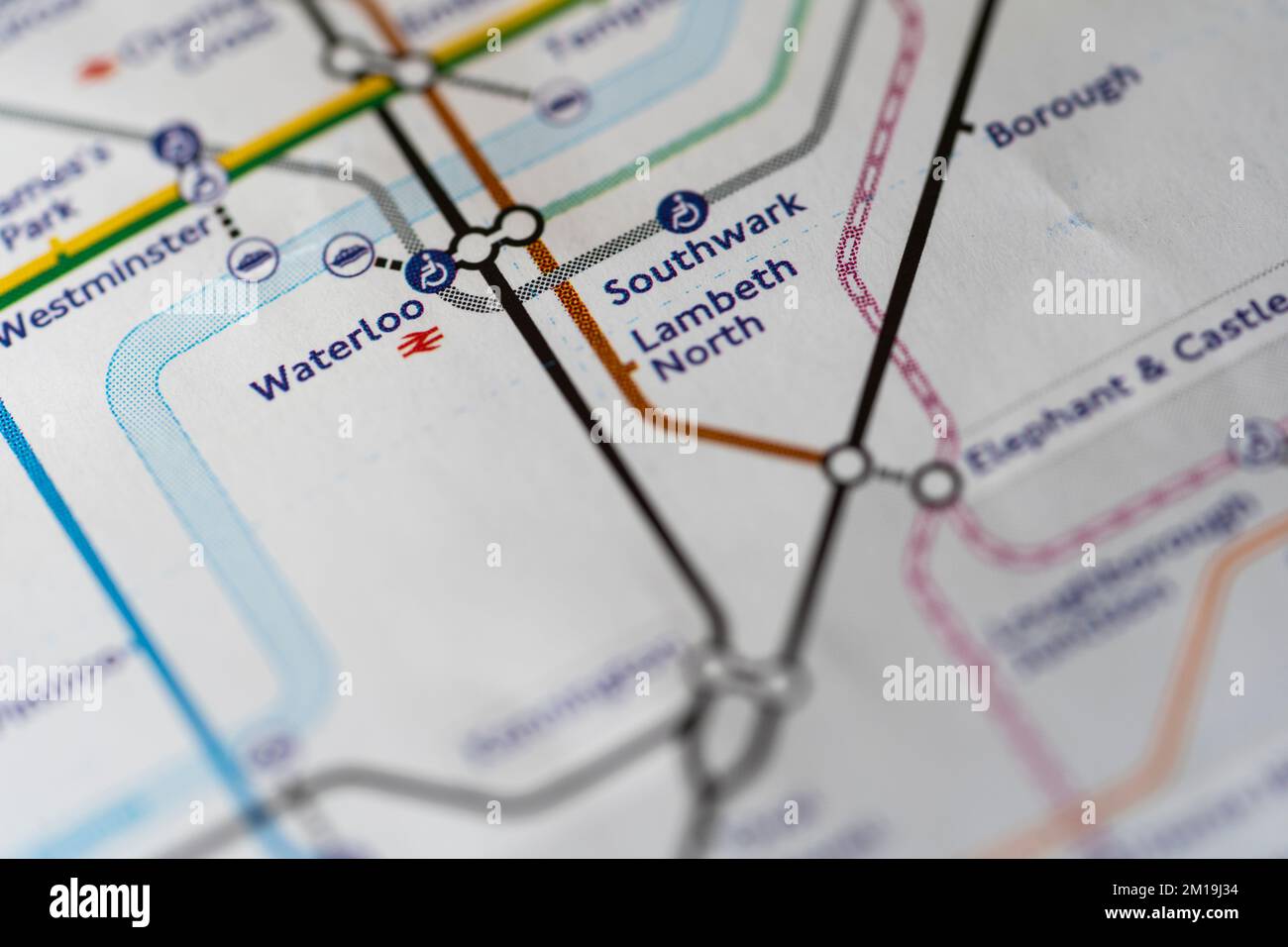 Makro-Nahaufnahme mit geringer Schärfentiefe einer U-Bahn-Karte der Londoner U-Bahn, die Zonen und Waterloo-U-Bahn und Bahnhof anzeigt Stockfoto