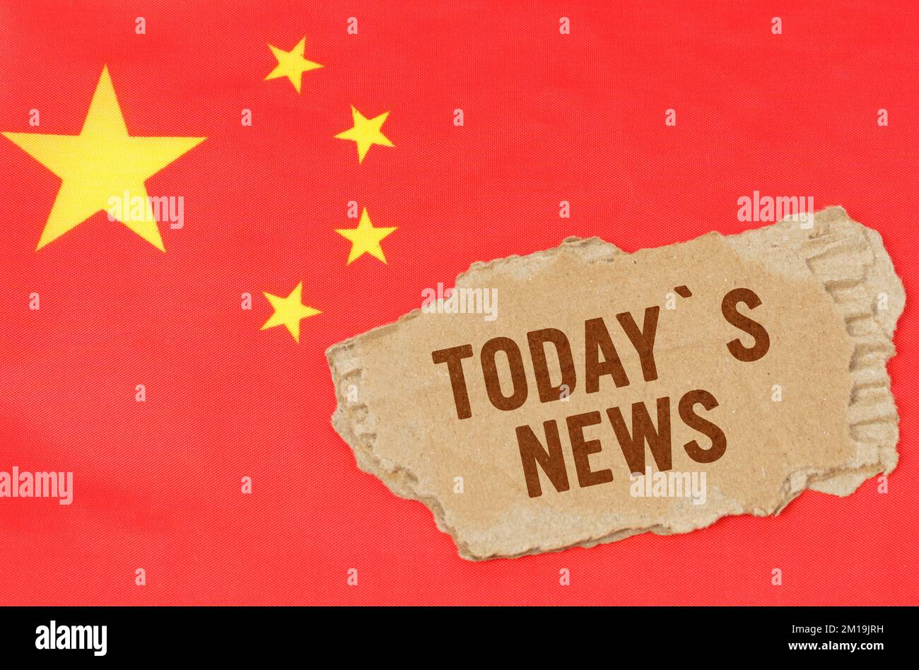 Geschäfts- und Finanzkonzept. Vor dem Hintergrund der chinesischen Flagge liegt Pappe mit der Inschrift "Todays News" Stockfoto