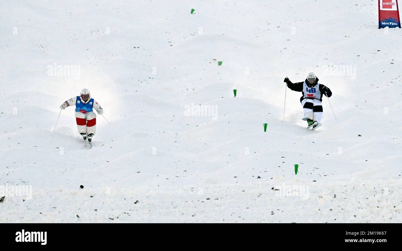 Gewinner Mikael Kingsbury, Kanada (links) und Filip Gravenfors, Schweden, im Finale der zwei Moguls bei der FIS Freestyle Ski World Cup 2022/23 in Idre fjall, S. Stockfoto