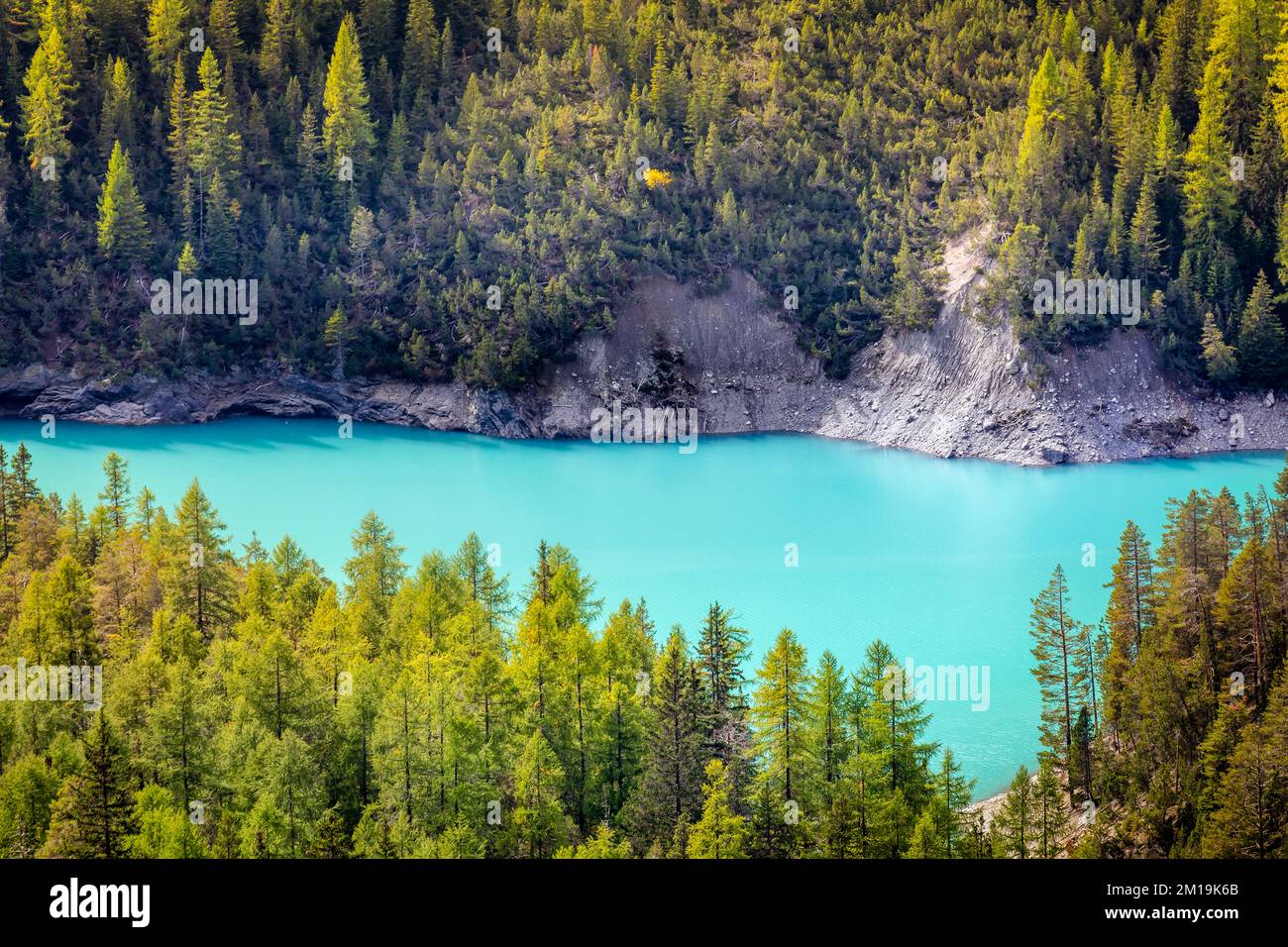Türkisfarbener Bergsee im Schweizer Nationalpark, Schweiz Stockfoto