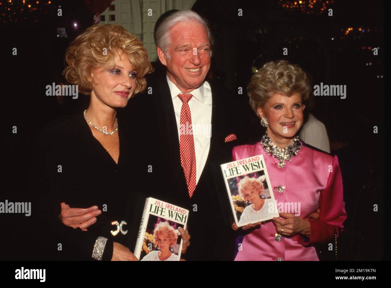 Jill Ireland mit Sidney Sheldon und Judith Krantz auf der Party zur Feier von Jill Irlands Autobiografie „Life Wish“ am 19. Januar 1987 im Bistro in Beverly Hills, Kalifornien. Kredit: Ralph Dominguez/MediaPunch Stockfoto