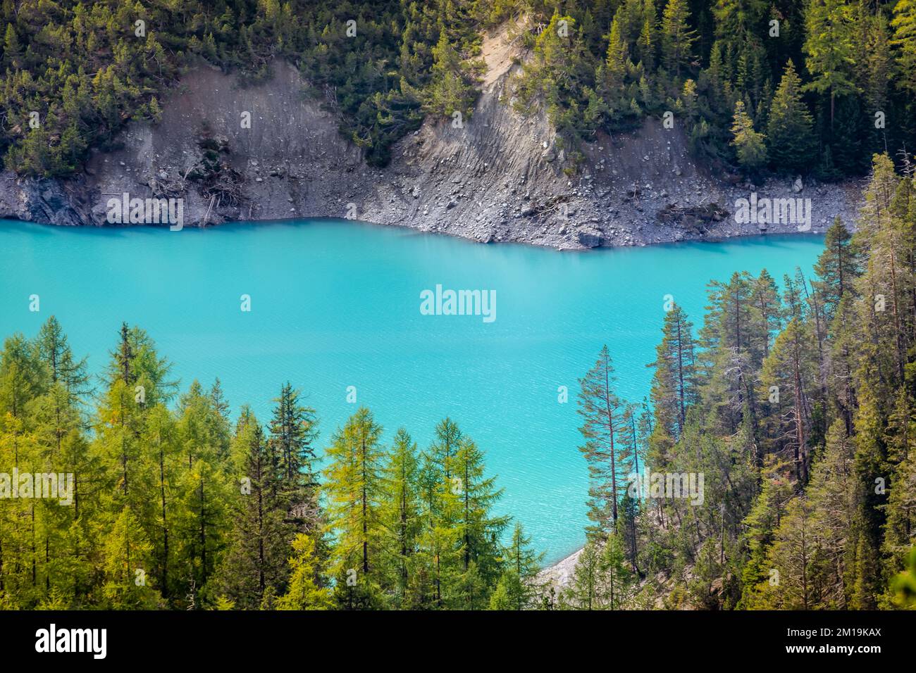 Türkisfarbener Bergsee im Schweizer Nationalpark, Schweiz Stockfoto