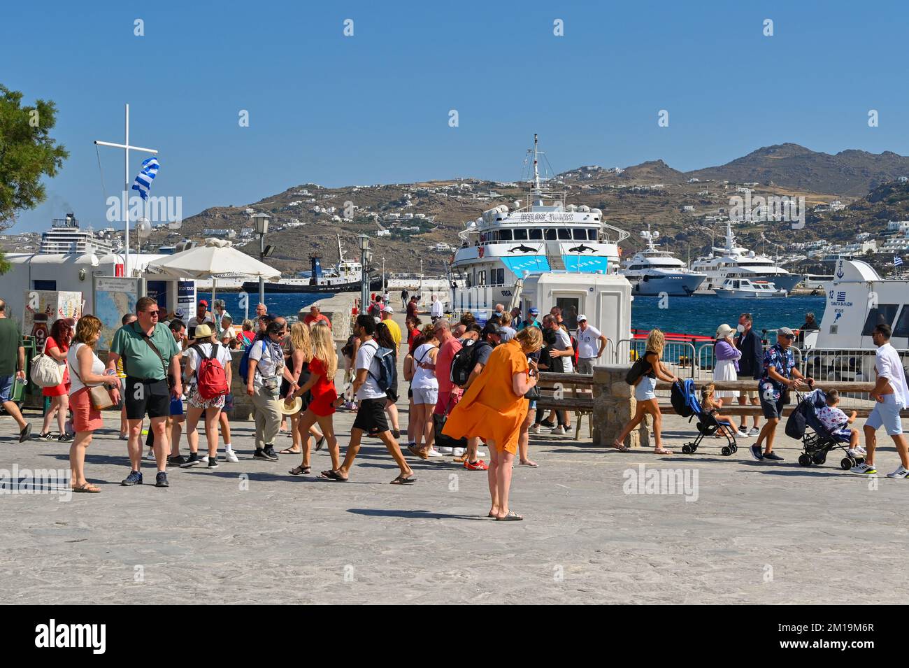 Mykonos, Griechenland - Juni 2022: Menschenmenge am Stadthafen Stockfoto
