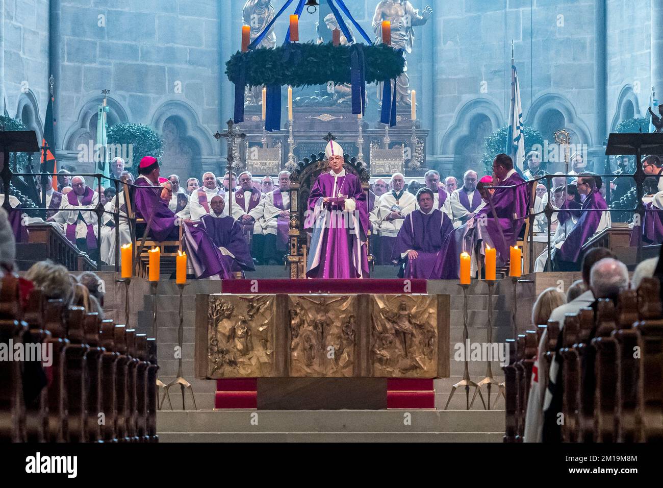 Bamberg, Deutschland. 11.. Dezember 2022. Ludwig Schick (M), Erzbischof