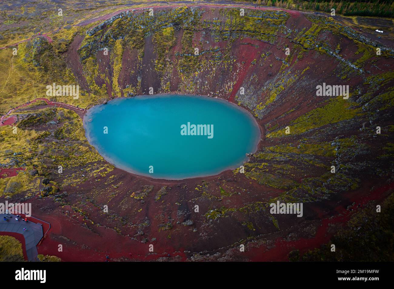 Drohnenansicht eines vulkanischen Kraters Kerid mit einem türkisblauen See im Golden Circle in Island Stockfoto