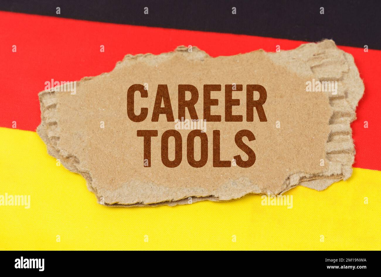 Geschäfts- und Finanzkonzept. Vor dem Hintergrund der deutschen Flagge liegt Karton mit der Aufschrift „Career Tools“ Stockfoto