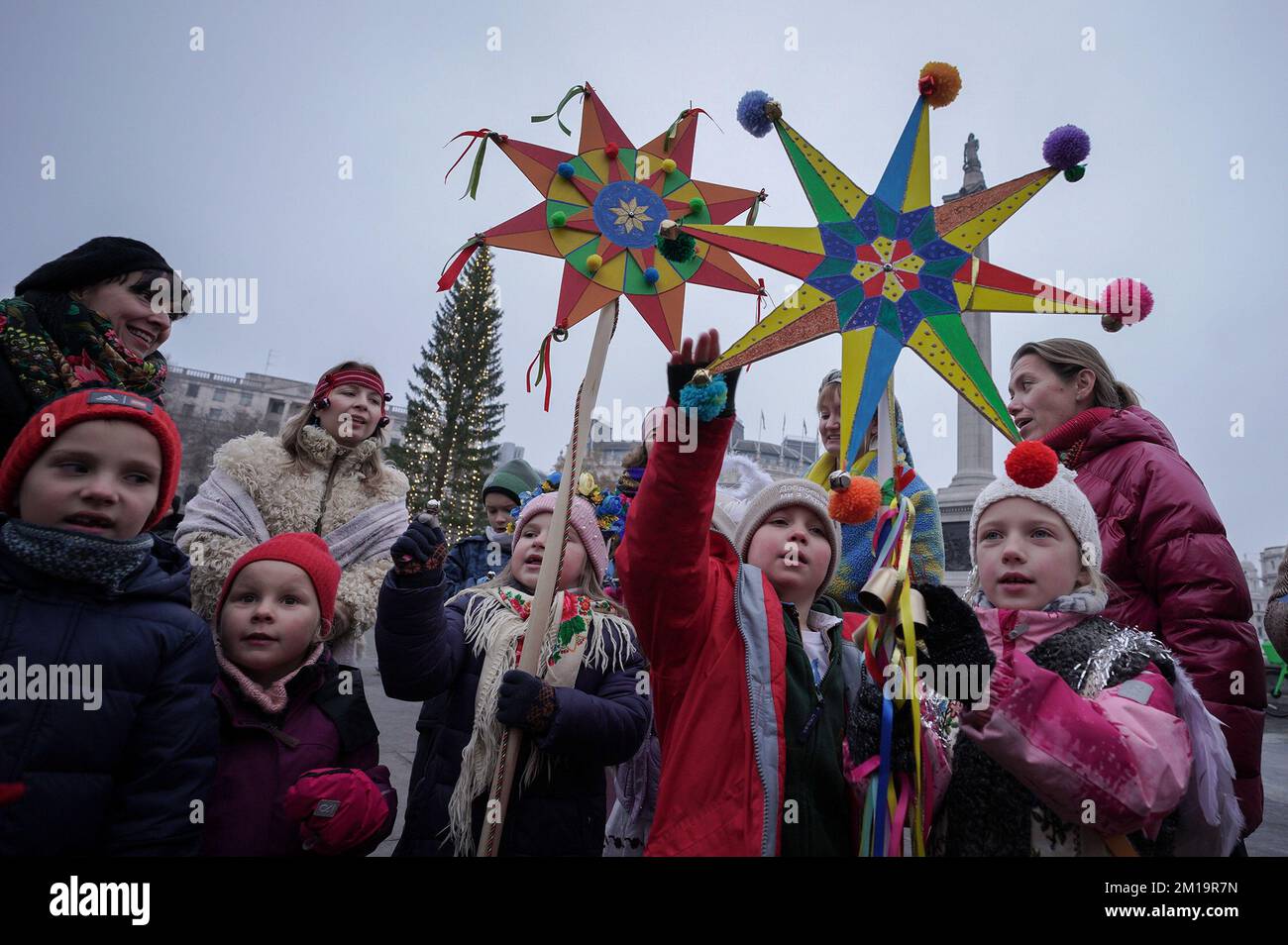 London, Großbritannien. 11.. Dezember 2022 Ukrainische Weihnachtslieder am Trafalgar Square. Junge Ukrainer mit ihren hausgemachten festlichen Stars treffen sich mit anderen Briten und Ukrainern in traditioneller Festkleidung in der Nähe des kürzlich installierten norwegischen Weihnachtsbaums, um Weihnachtslieder zu singen. Derzeit im siebten Jahr wird das ukrainische Karol-Event von der britisch-ukrainischen Hilfe organisiert, um weitere Spenden für den Kauf von Generatoren und medizinische Hilfe für ukrainische Krankenhäuser und Unterkünfte zu sammeln. Kredit: Guy Corbishley/Alamy Live News Stockfoto