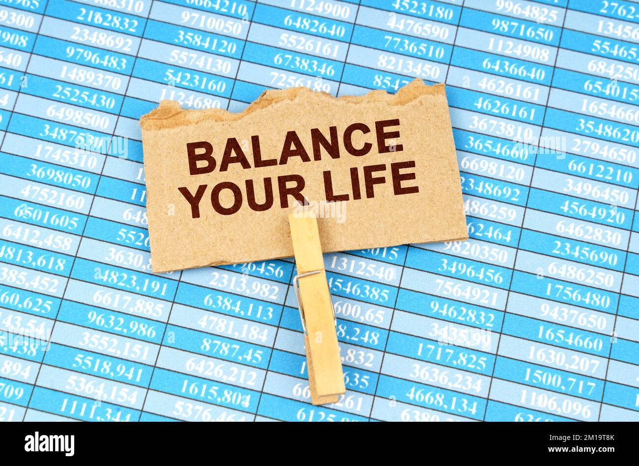 Geschäfts- und Finanzkonzept. Auf den Finanztischen ist Pappe mit der Inschrift - Gleichgewicht dein Leben Stockfoto
