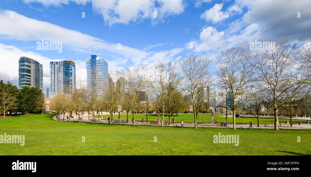 Bellevue, WA, USA - 31. März 2022; Bellevue Skyline und Downtown Park im Frühling Stockfoto