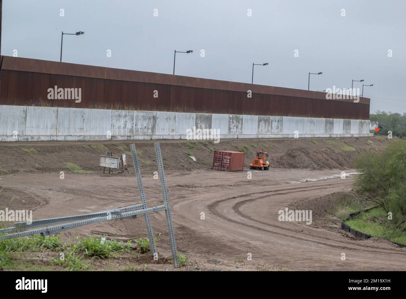 Mexikanische Mauer, an der Grenze zwischen Mexiko und den USA, im Bau nahe McAllen, Texas. Stockfoto
