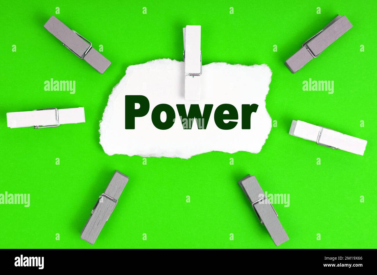 Ökologiekonzept. Wäscheklammern und ein Blatt Papier mit der Inschrift "Power" Stockfoto