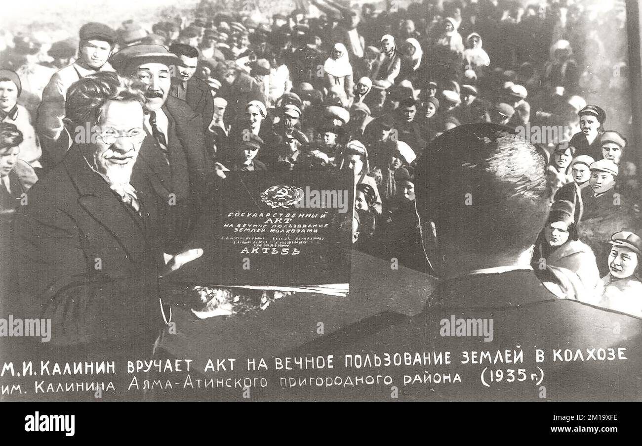 Mikhail Kalinin stellt 1935 ein Gesetz über die unbefristete Nutzung von Land auf dem Kollektivbetrieb Kalinin der Vorstadtregion Alma-ATA in Kasachstan vor. Stockfoto