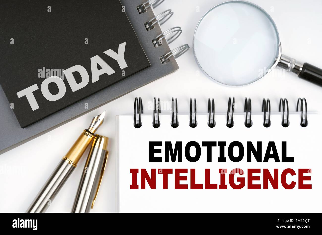 Geschäfts- und Finanzkonzept. Auf dem Tisch liegen ein Stift und Notizbücher mit den Worten „heute“ und „emotionale Intelligenz“ Stockfoto