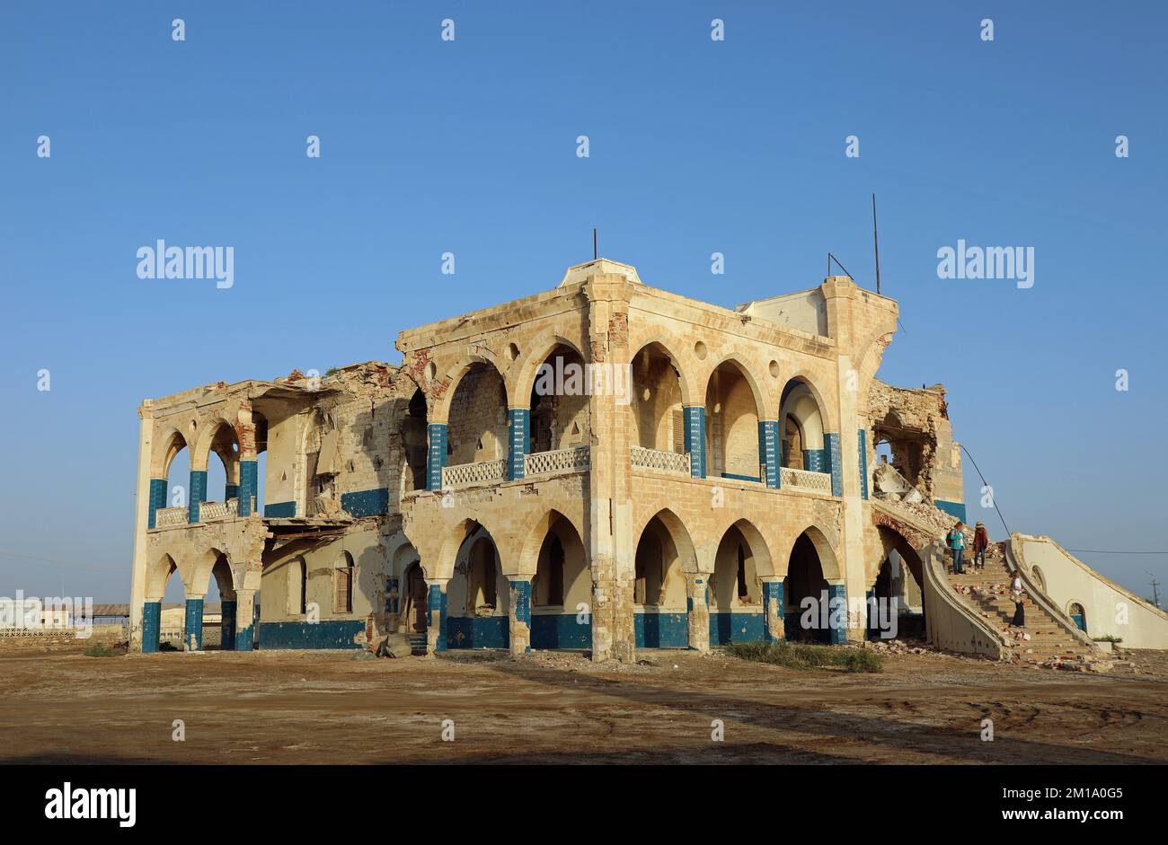 Touristen bei der Bombe haben den Kaiserpalast in Massawa beschädigt Stockfoto