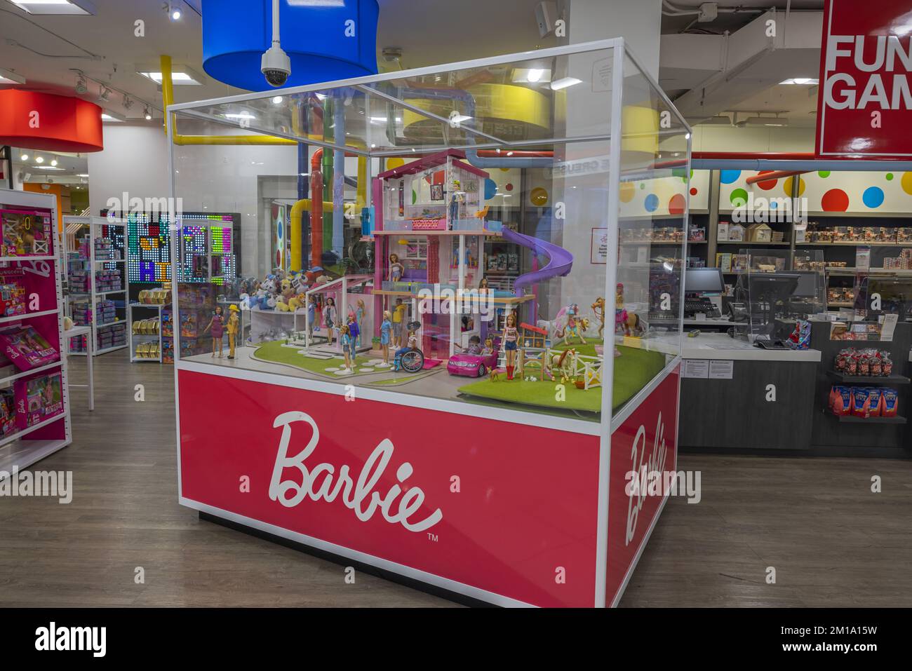 Nahaufnahme des farbenfrohen Barbie Messestands in der Spielzeugabteilung von Macy's Store. New York. USA. Stockfoto