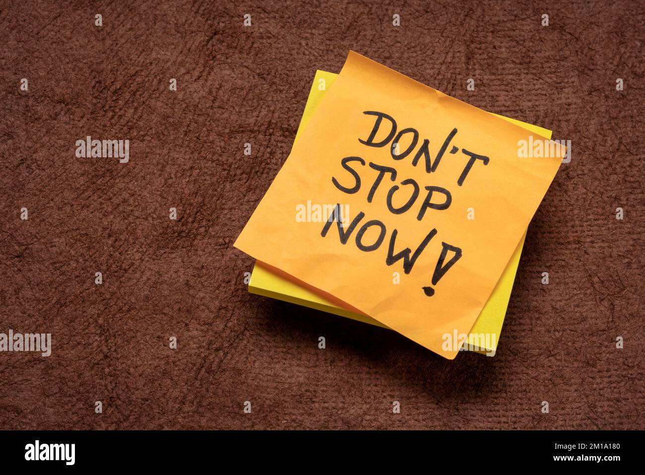 Nicht aufhören! Motivierende Erinnerungsnotiz. Entschlossenheit und Weitermachen Konzept. Stockfoto
