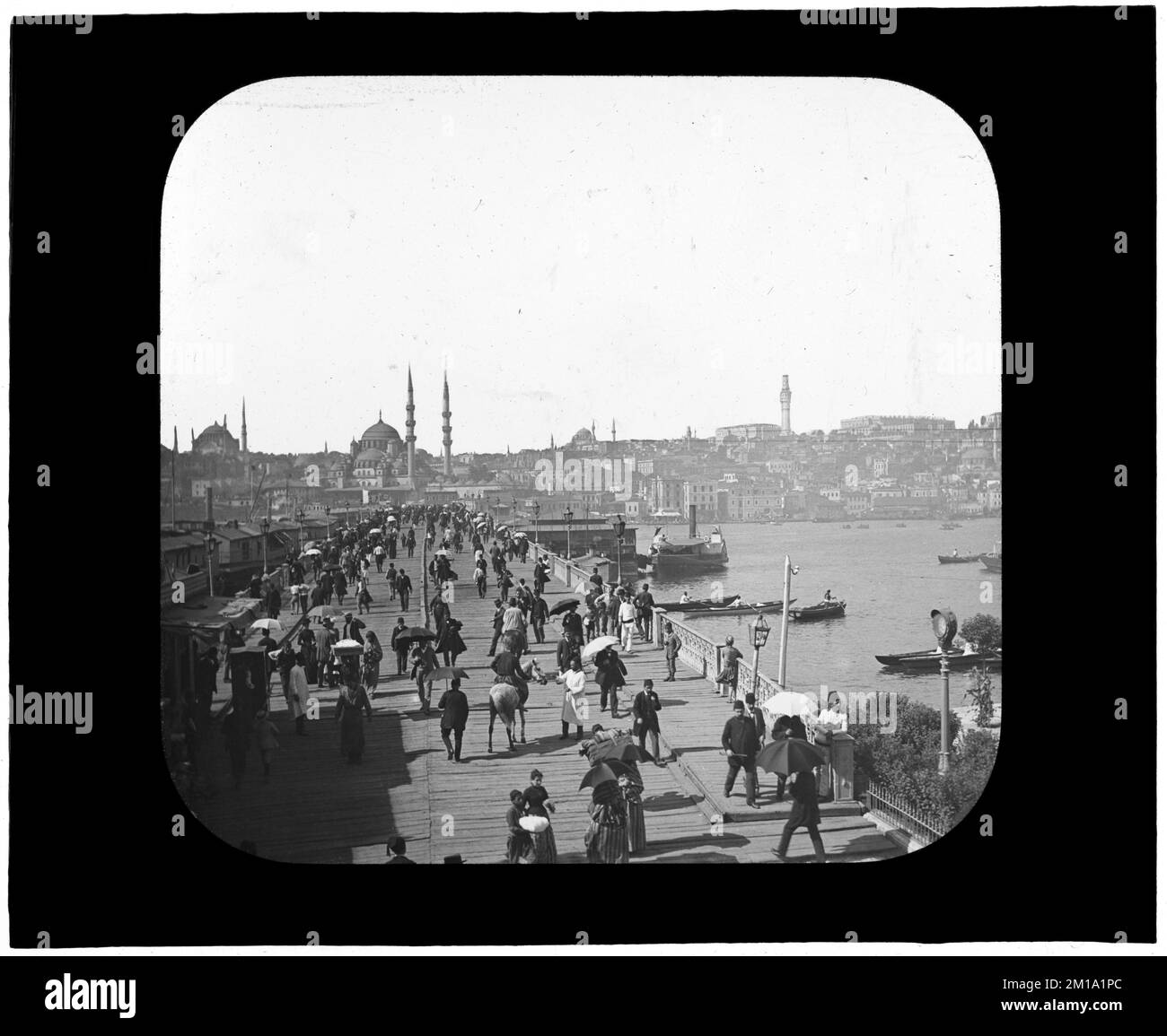 Türkei - Galata-Brücke mit Blick auf Konstantinopel, Brücken. Nicholas Catsimpoolas Kollektion Stockfoto