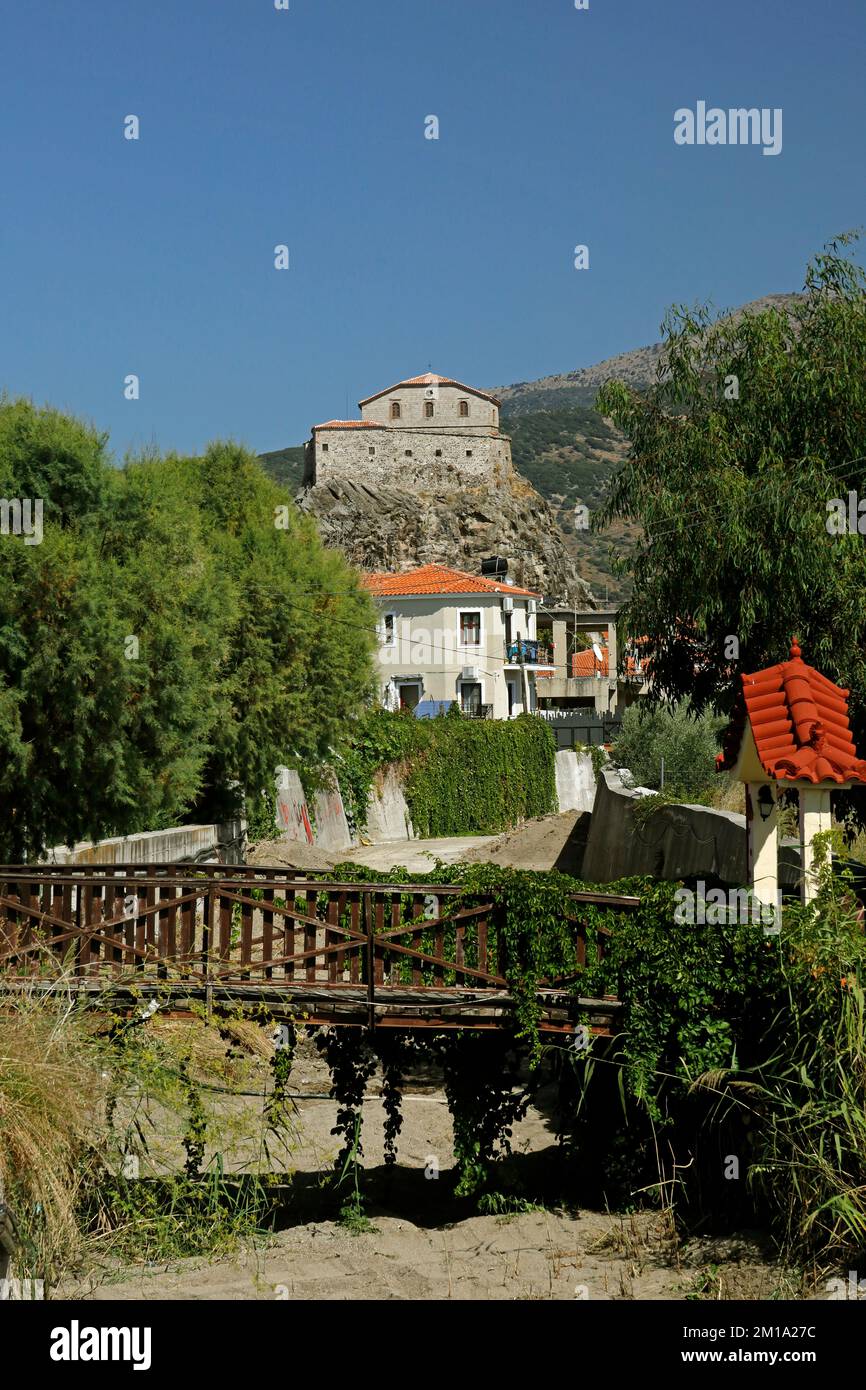 Lesbos-Szenen. Glykfylousa Panagia. Die Kirche "Unsere Frau des Süßen Kusses" auf hohem Felsen. Petra Stadt, Lesbos Aussicht. September/Oktober 2022. Herbst Stockfoto