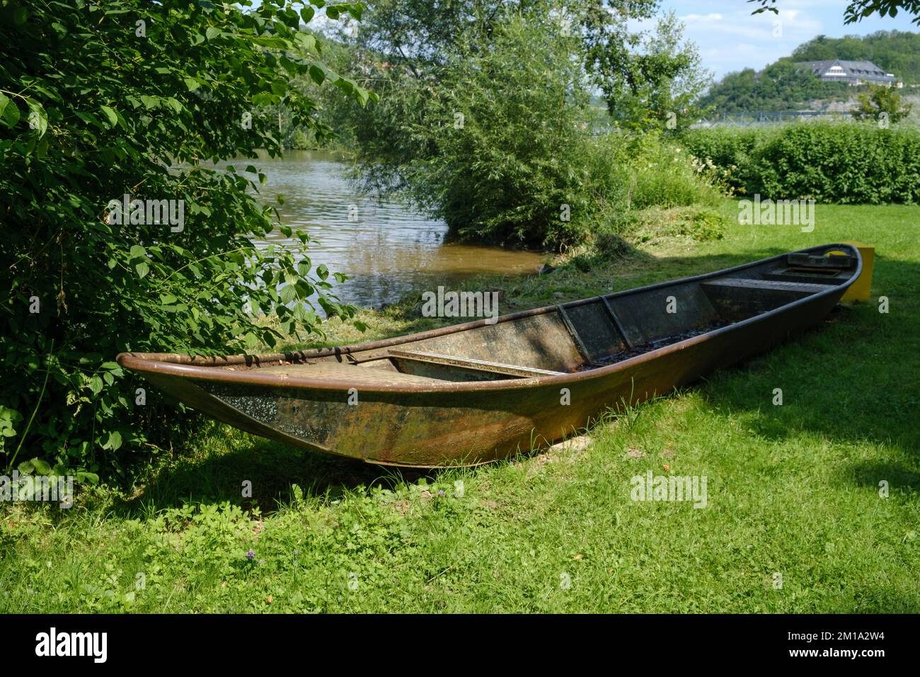 Altes traditionelles Fischerboot am Ufer vom Main in der Nähe der Stadt Zellingen. Stockfoto