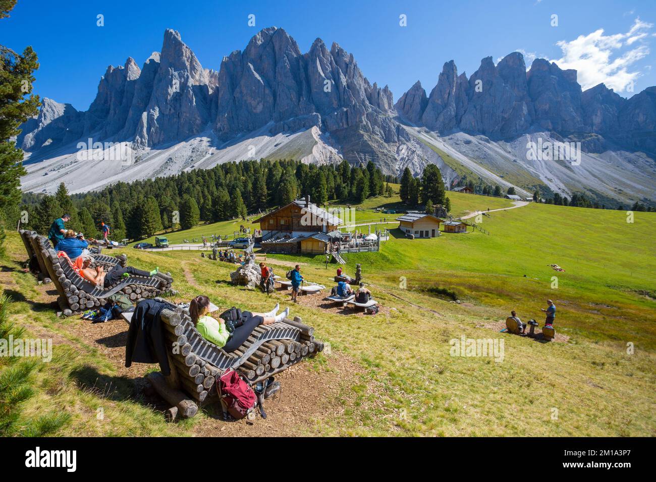 FUNES, ITALIEN, 1. SEPTEMBER 2021 - Blick auf das Odelschutzgebiet „das Kino der Dolomiten“, im Funes-Tal, Provinz Bozen, Italien. Stockfoto