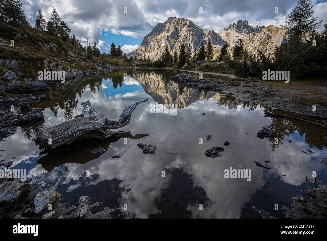 Reflexionen über den Limedes-See in den Dolomiten in der Nähe des Falzarego-Passes, Italien. Stockfoto