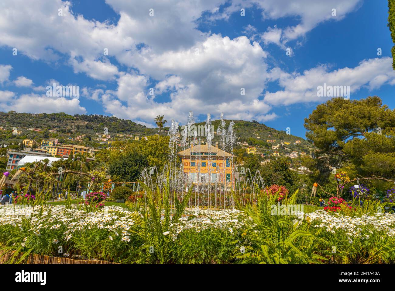 Wasserstrahlen aus einem Brunnen mit Villa Grimaldi im Hintergrund in den Nervi-Parks in Genua, Italien Stockfoto