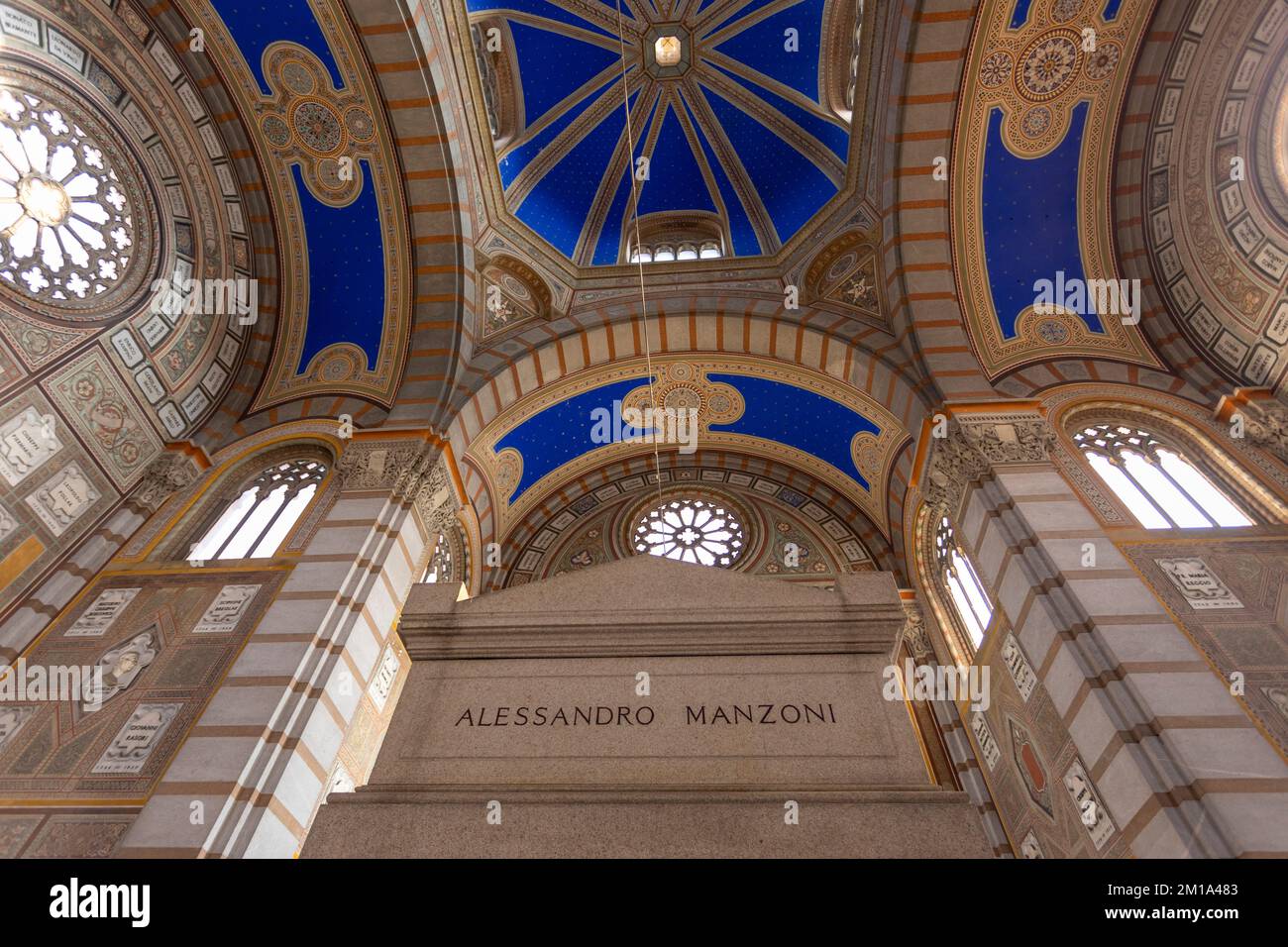 MAILAND, ITALIEN, 5. MÄRZ 2022 - Blick auf das Grab von Alessandro Manzoni in der Hall of Famedio auf dem monumentalen Friedhof von Mailand, Italien. Stockfoto