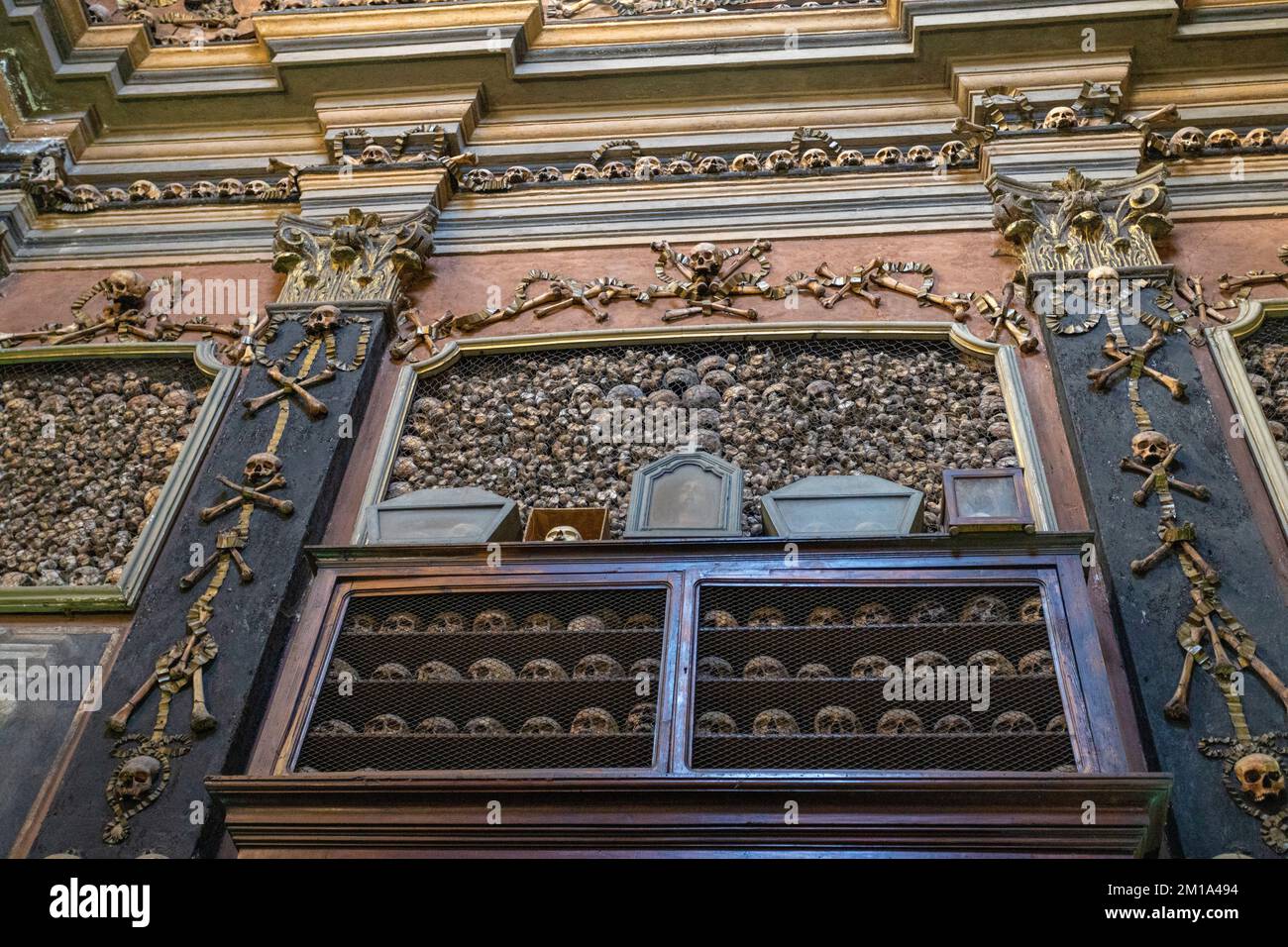 MAILAND, ITALIEN, 5. MÄRZ 2022 - Innere des Heiligtums San Bernardino alle Ossa in Mailand, Italien. Stockfoto