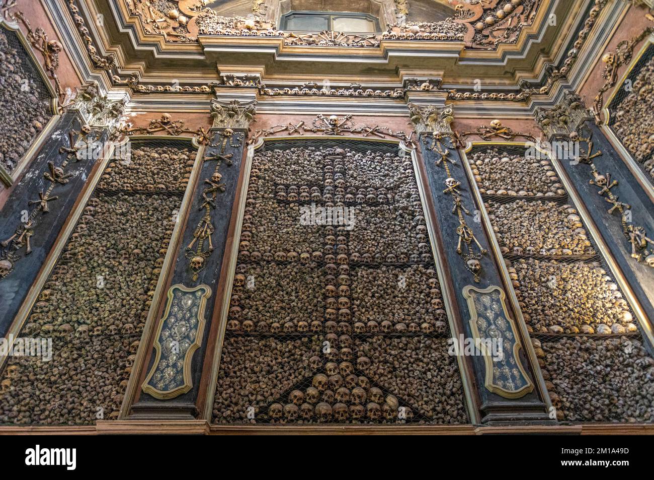 MAILAND, ITALIEN, 5. MÄRZ 2022 - Innere des Heiligtums San Bernardino alle Ossa in Mailand, Italien. Stockfoto