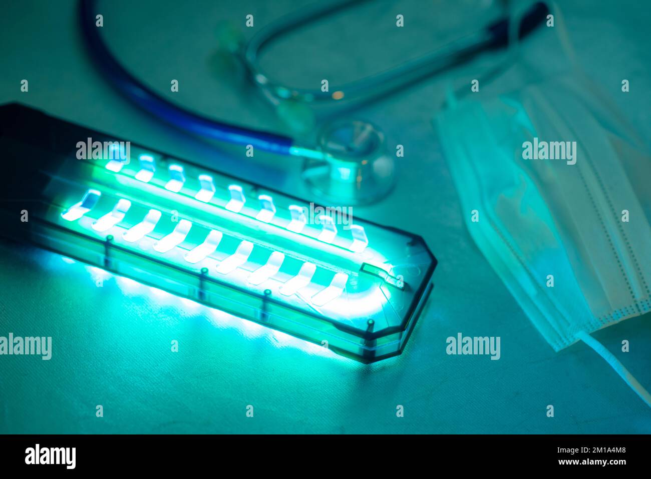 UV-Licht Sterilisation der Gesichtsmaske zu desinfizieren und wiederzuverwenden. COVID-19-Präventionskonzept. Stockfoto