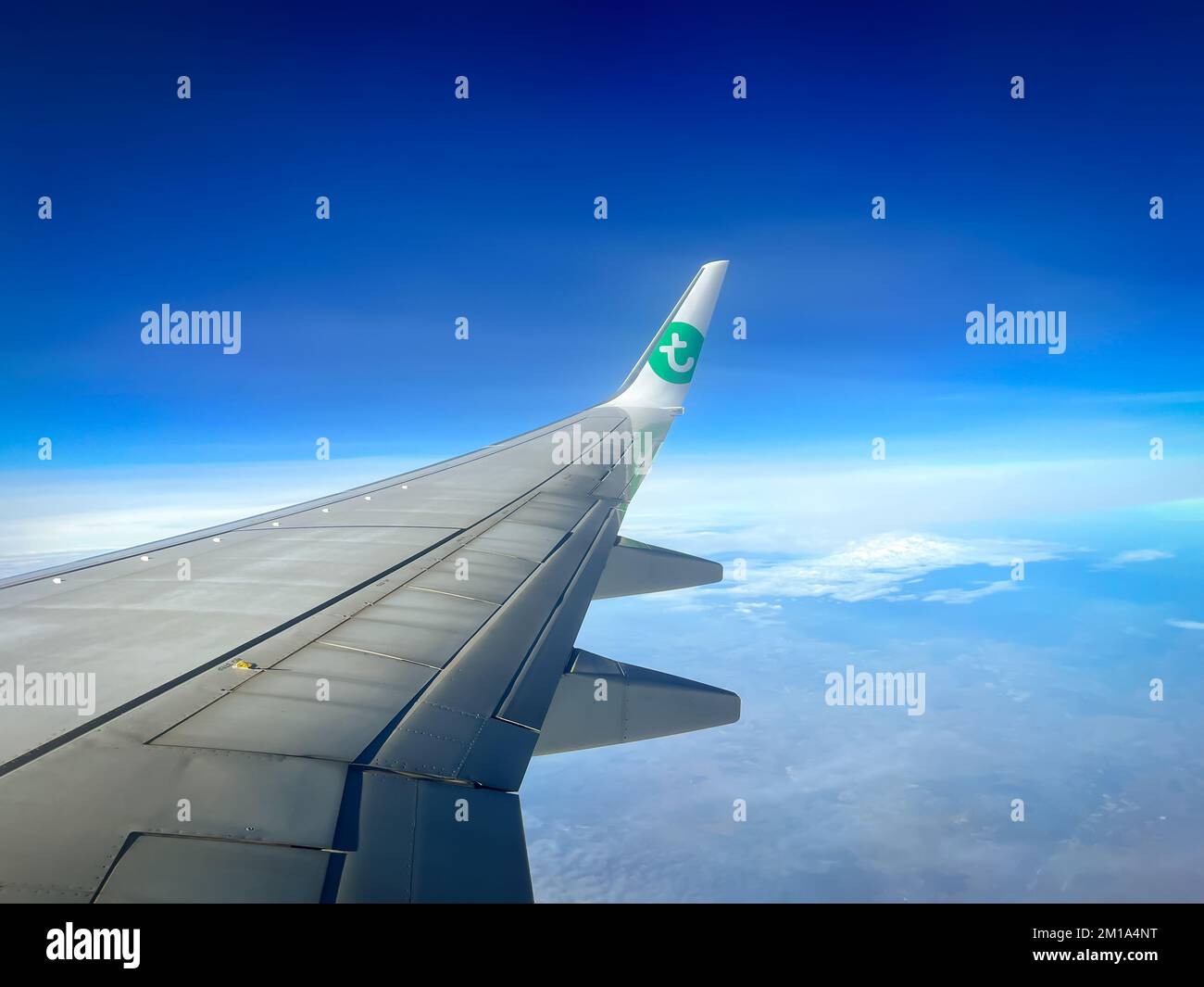 Blick auf einen Flügel eines Transavia-Flugzeugs während des Fluges. Stockfoto