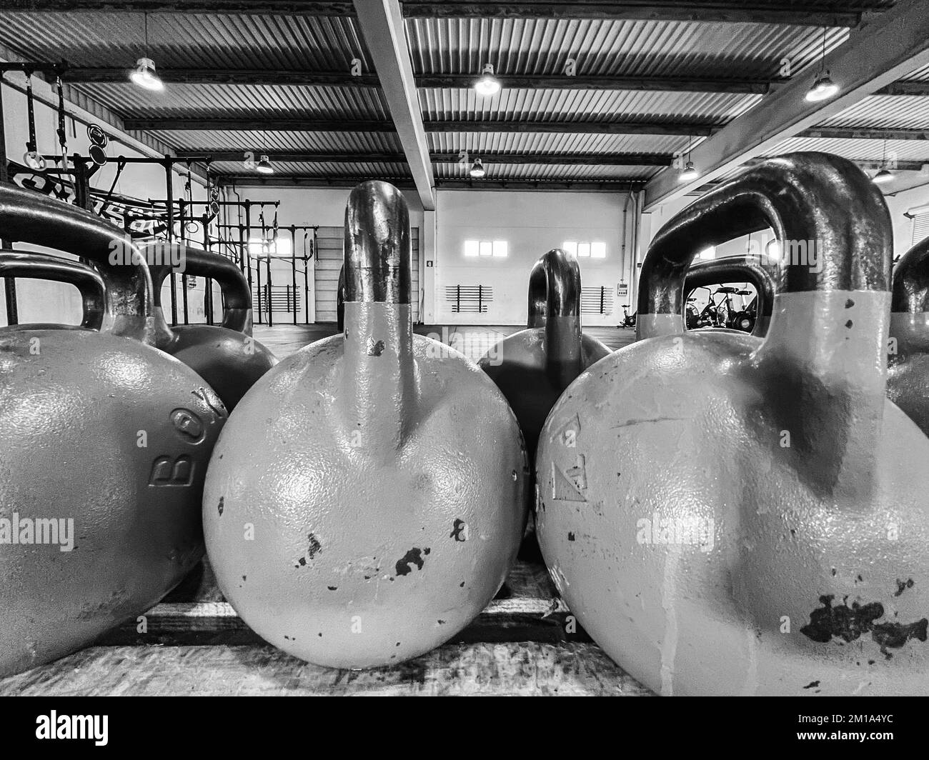 Farbenfrohe Kugelhanteln im Fitnessstudio Stockfoto