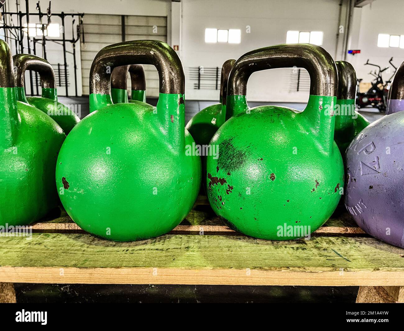 Farbenfrohe Kugelhanteln im Fitnessstudio Stockfoto