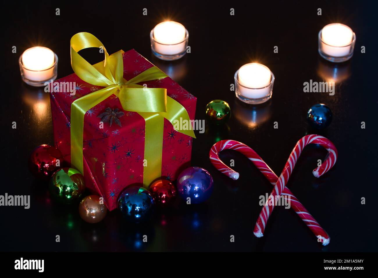 Weihnachtstisch mit Kerzen Stockfoto