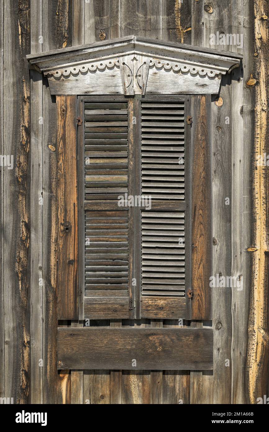 Verwitterte alte Holzläden an der Holzaußenwand Stockfoto
