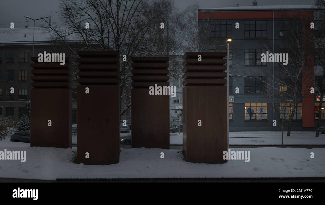 Riga, Lettland, 23. November 2022: Stadtblick in der Abenddämmerung mit urbanen Dekorationen. Feindselige städtische Umwelt Stockfoto