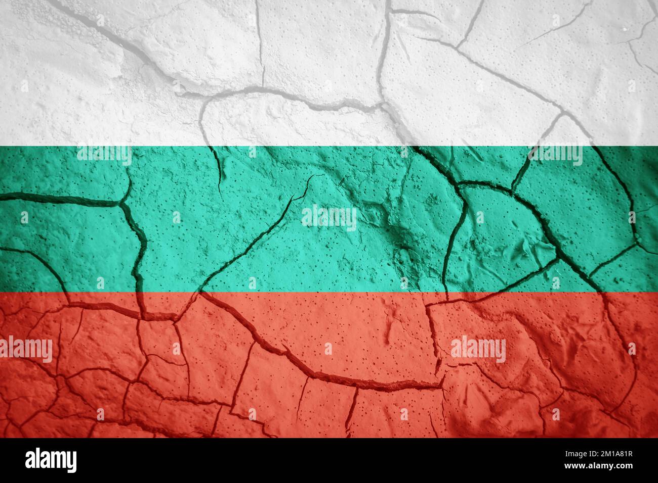 Flagge Bulgariens. Bulgarisches Symbol. Flagge auf dem Hintergrund von trockener, gerissener Erde. Bulgarische Flagge mit Dürrekonzept Stockfoto