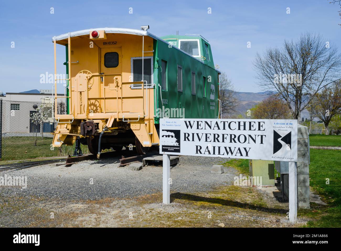 Wenatchee, WA, USA - 7. April 2022; Schild und Zug an der Wenatchee Riverfront Railway Stockfoto