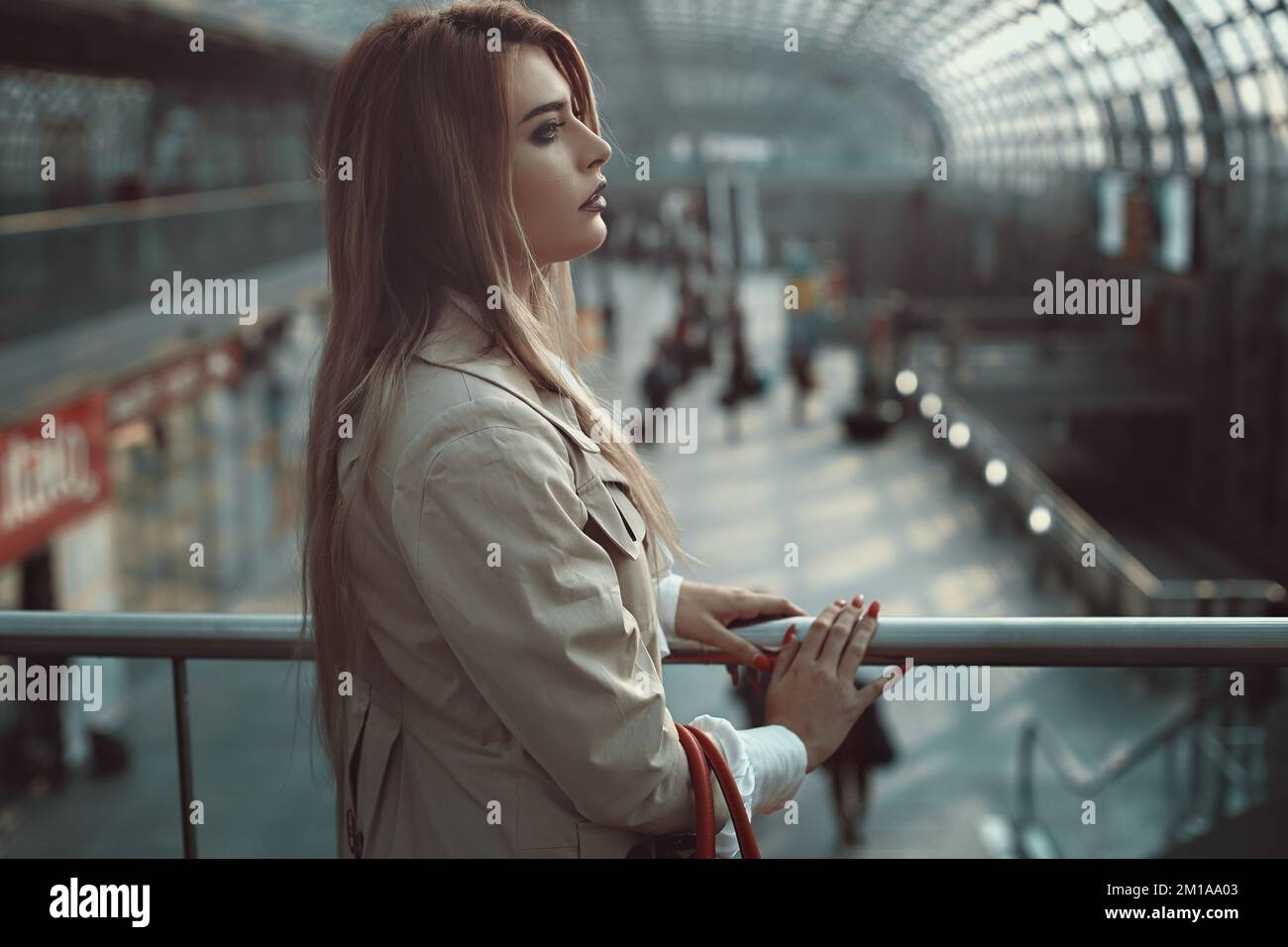 Eine Frau allein in einem Bahnhof Stockfoto