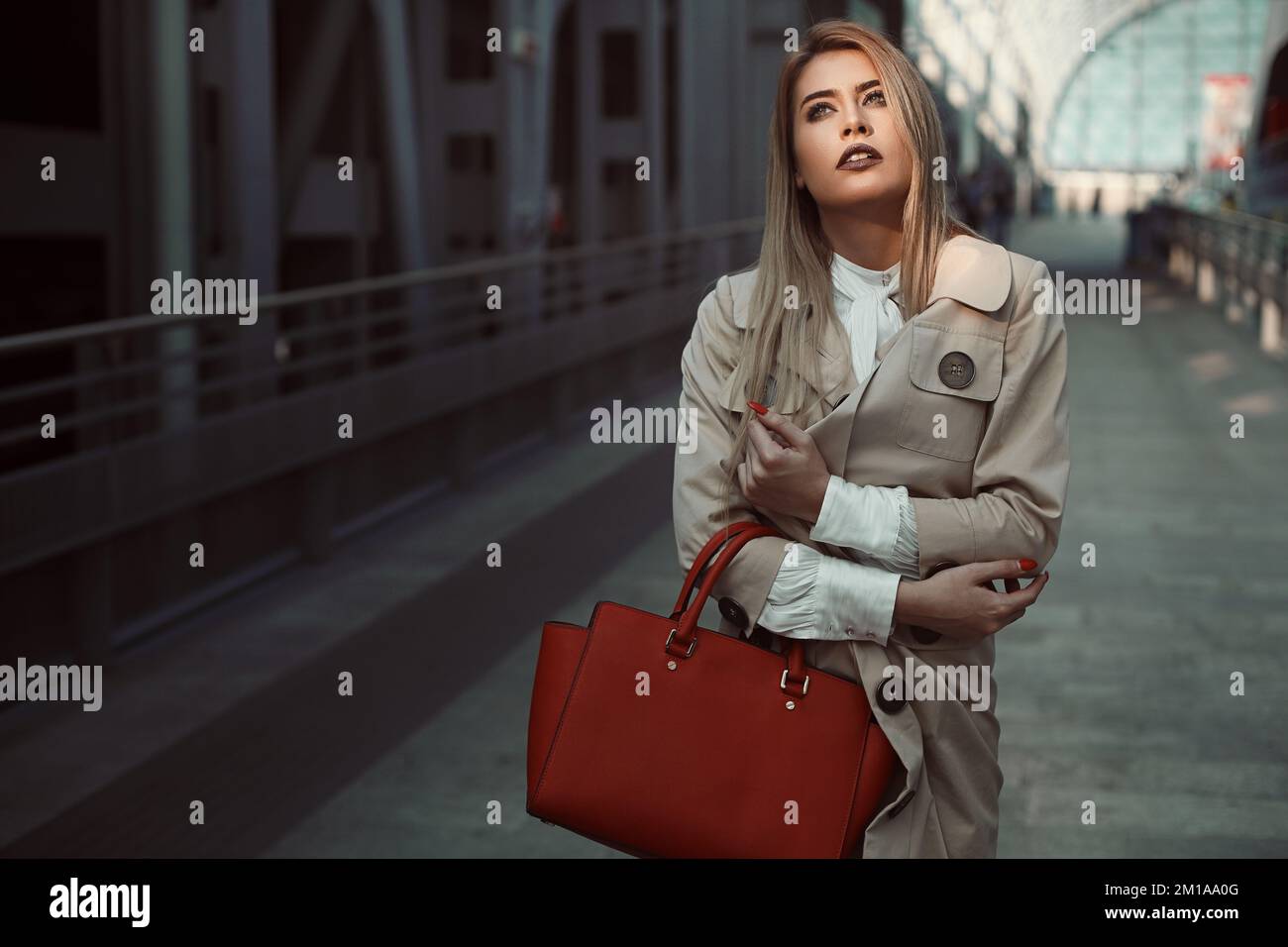 Eine Frau, die sich allein im Bahnhof fühlt Stockfoto