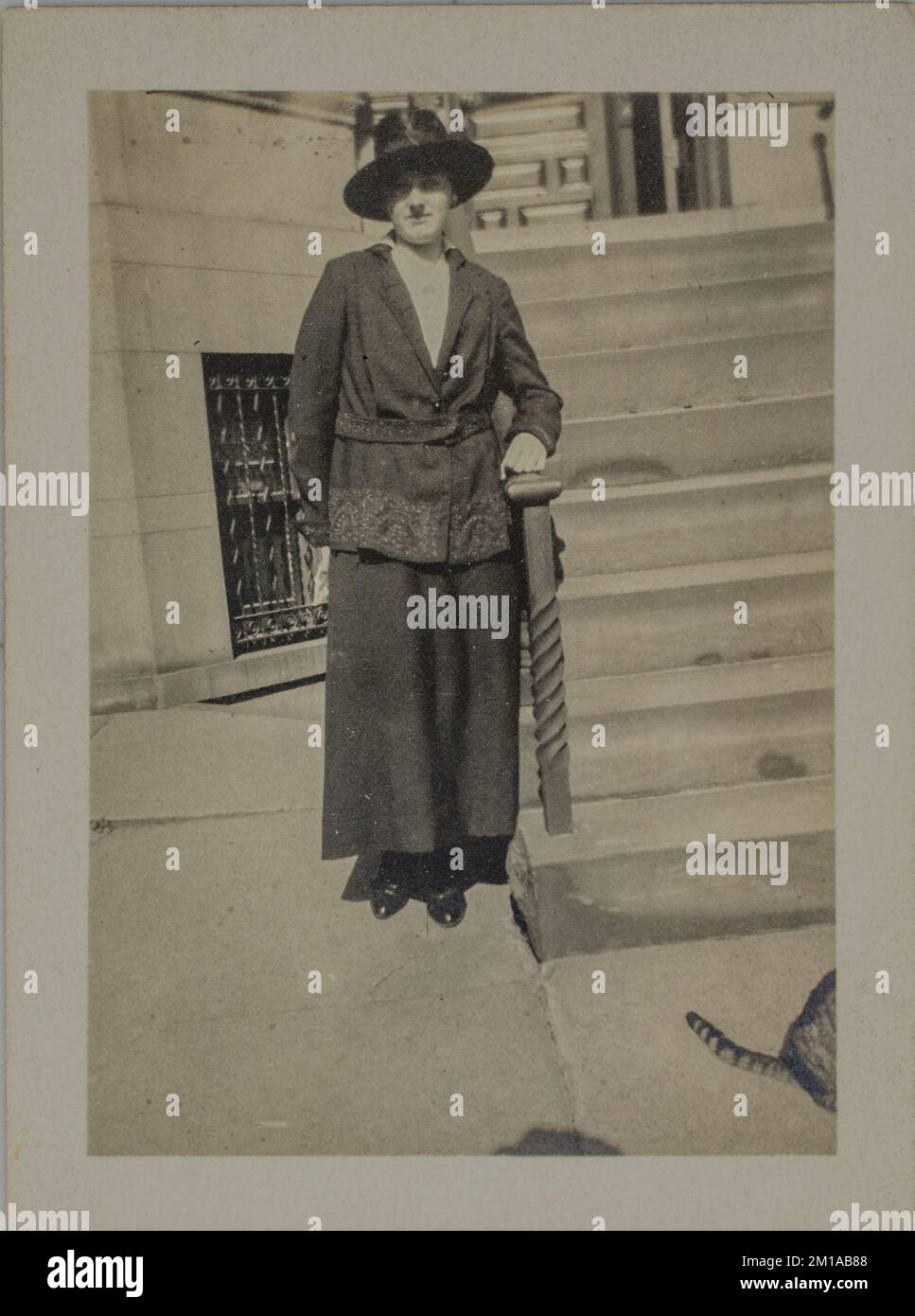 Unbekannte Frau, die neben den Stufen steht, 115, Stockfoto