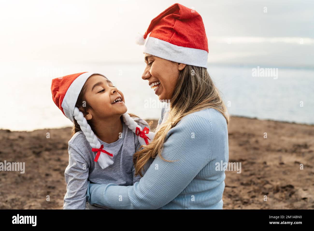 Frohe lateinische Familie und Weihnachtsurlaub - Elternschaft und Urlaubskonzept Stockfoto
