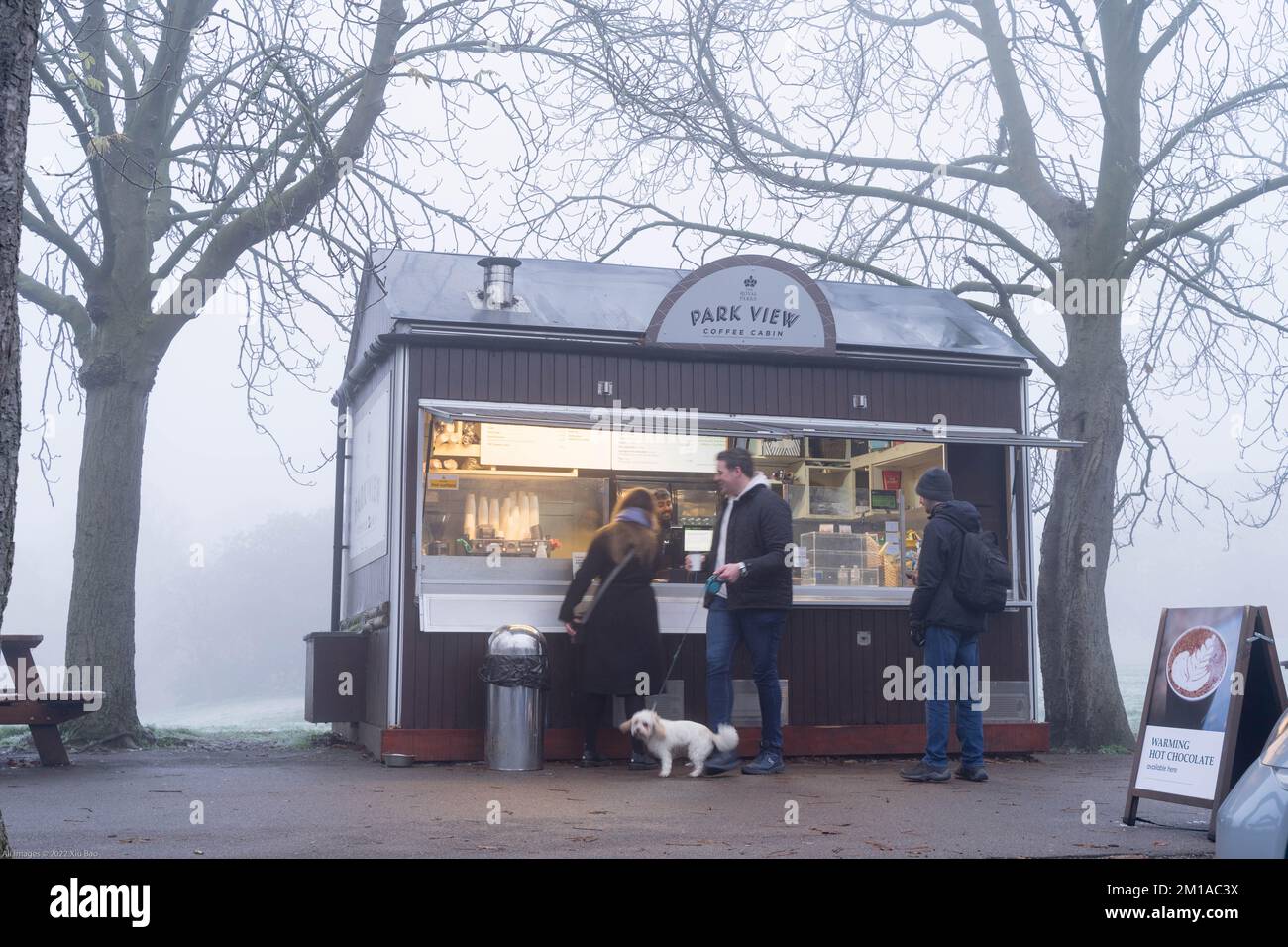 London UK 10 . Dezember 2022 . Wetter in Großbritannien. Der Londoner Park ist heute mit hartem Frost bedeckt, während Weihnachtseinkäufer ihre Geschäfte im Nebel erledigen, während der brutale arktische Frost die Temperaturen in der Nähe des Dorfes Blackheath im Südosten Londons, England, erhöht. Kredit: Glosszoom/Alamy Live News Stockfoto