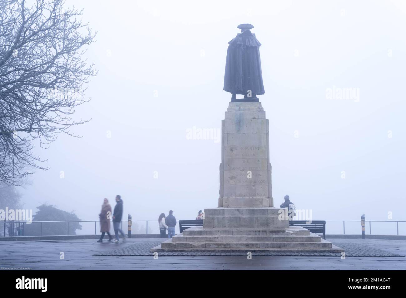 London UK 10 . Dezember 2022 . Wetter in Großbritannien. Der Londoner Park ist heute mit hartem Frost bedeckt, während Weihnachtseinkäufer ihre Geschäfte im Nebel erledigen, während der brutale arktische Frost die Temperaturen in der Nähe des Dorfes Blackheath im Südosten Londons, England, erhöht. Kredit: Glosszoom/Alamy Live News Stockfoto