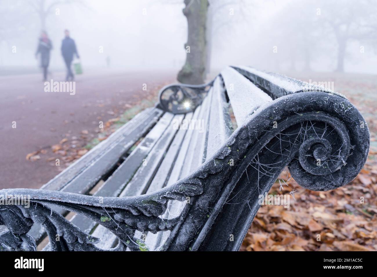 London UK 10 . Dezember 2022 . Wetter in Großbritannien. Der Londoner Park ist heute mit hartem Frost bedeckt, während Weihnachtseinkäufer ihre Geschäfte im Nebel erledigen, während der brutale arktische Frost die Temperaturen in der Nähe des Dorfes Blackheath im Südosten Londons, England, erhöht. Kredit: Glosszoom/Alamy Live News Stockfoto