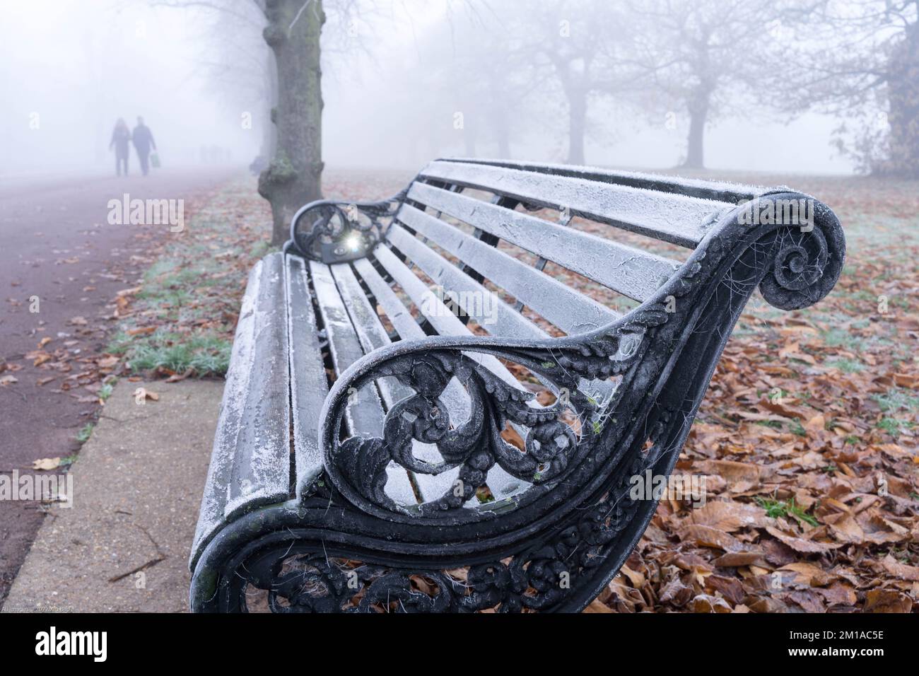London UK 10 . Dezember 2022 . Wetter in Großbritannien. Der Londoner Park ist heute mit hartem Frost bedeckt, während Weihnachtseinkäufer ihre Geschäfte im Nebel erledigen, während der brutale arktische Frost die Temperaturen in der Nähe des Dorfes Blackheath im Südosten Londons, England, erhöht. Kredit: Glosszoom/Alamy Live News Stockfoto