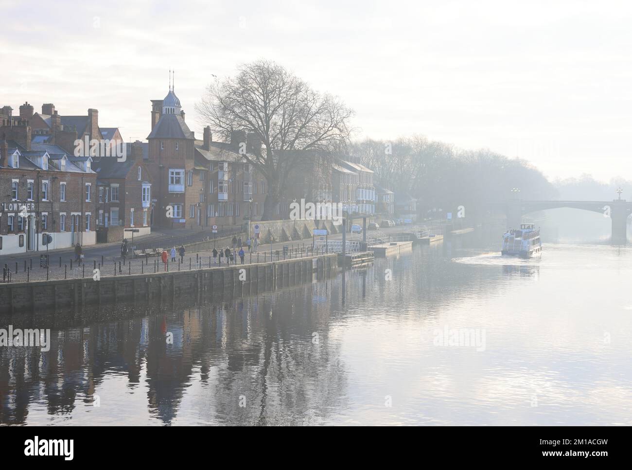 York, Vereinigtes Königreich, 11. Dezember 2022. Eine neblige Szene am River Ouse in York, während das eiskalte Wetter im ganzen Land anhält. Kredit : Monica Wells/Alamy Live News Coninues. Kredit : Kredit: Monica Wells/Alamy Live News Stockfoto