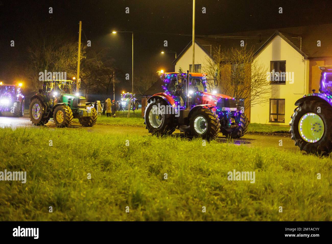 Der Weihnachtstraktor fährt durch North Warwickshire, England. Über 50 Traktoren sind mit bunten Lichtern dekoriert und fahren über zwei Nächte durch die Straßen und Spuren von North warwickshire. Die Veranstaltung, die von der Organisation Sheepy Ploughing organisiert wird, sammelt Geld für wohltätige Zwecke, während sie eine große Anzahl von Menschen erfreut, die das Spektakel bestaunen, das normalerweise ein paar Wochen vor Weihnachten stattfindet. Die Traktoren sind in Grendon, North Warwickshire, abgebildet, wo die A5 Boot Hill kreuzt. Stockfoto